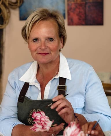 Botanical artist based in Shropshire 
Creating flowers, fruits and many more 
Everything is made from crepe paper, painted in oils, then waxed.  

Commissions undertaken. 